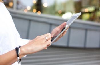 femme qui fait ses courses en ligne